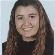 Estudiante universitaria de ingeniería da clases de primaria-secundaria para dar refuerzo o mejorar sus técnicas de estudio